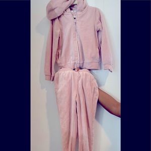 Gaps kids pink velour matching hoodie and sweats. Size 5. Excellent condition.